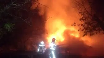 İnegöl’de gece yarısı çıkan yangın barakayı küle çevirdi