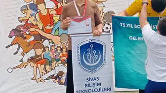 Sivaslı genç okçu Türkiye ikincisi oldu