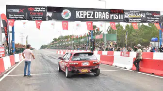 Kepez’de lastik yakan drag tutkunları piste çıktı
