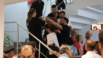 CHP İzmir binasında arbede Yeni başkan görevi devraldı