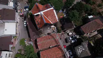 Fatih’te tarihi ahşap binada tadilat faciası