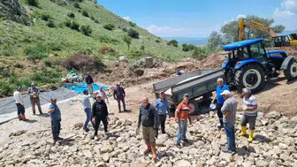 Kınık Köyü sakinleri el birliğiyle su hattını yeniledi