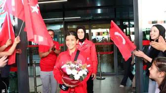 Dünya şampiyonuna görkemli karşılama