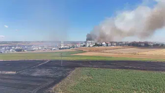 Silivri’de tarım arazisinde başlayan yangın yerleşim alanlarını tehdit ediyor