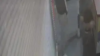 Zonguldak'ta büfe önünde içecek hırsızlığı kameraya yansıdı