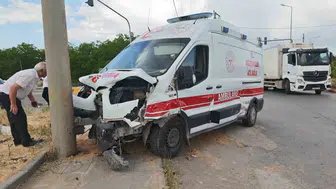 Bitlis’te kavşak kazası Ambulans ve otomobil çarpıştı