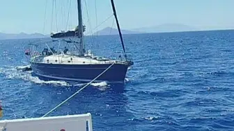 Marmaris açıklarında mahsur kalan tekne güvenli limana çekildi