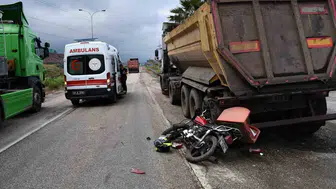 Payas yolunda hafriyat kamyonu ve motosiklet çarpıştı