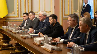 Zelenskiy masaya dönmek için kapıyı araladı