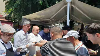 Düzce’de cuma namazı çıkışı aşure bereketi