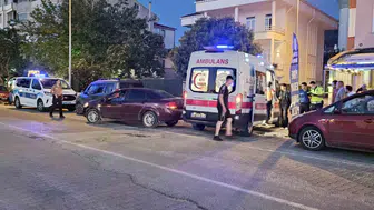 Cide sahil yolunda motosiklet ve otomobil çarpıştı