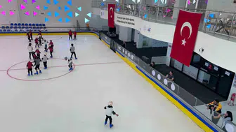 Vanlı çocuklar 30 derece sıcakta buz patenine sığınıyor