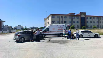 Manavgat'ta kavşak kazası kameralara böyle yansıdı