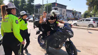 İnegöl'de sınav paniğini motosikletli polis bitirdi