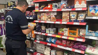 Germencik zabıtası market raflarını didik didik inceledi