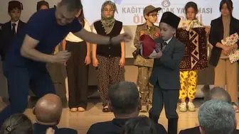 Küçük Tuna sahnede zorlanınca babası yardımına koştu