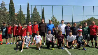 Muğla’da okul sahasında öğretmen ve öğrenciler maç yaptı