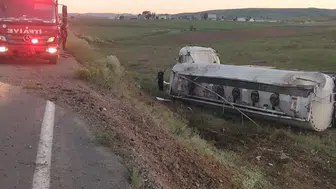 Bayburt yolunda yakıt tankeri kaza yaptı