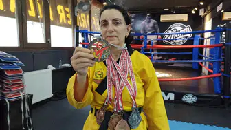 Kanserle savaşan Suat Çiçek madalyaları bırakmıyor