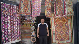 Gaziantepli esnaf unutulan el dokuması kilimlerle geçmişi yaşatıyor