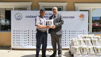Çameli Belediyesi üreticiye ücretsiz fasulye tohumu dağıttı