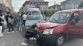 Muratlı’da iki otomobil çarpıştı