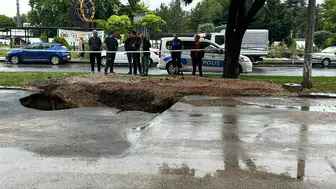 Ankara'da şiddetli sağanak caddeyi ortadan ikiye böldü