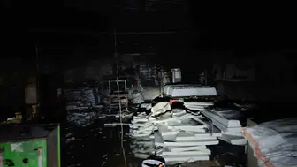 Kızıltepe sanayisinde yalıtım atölyesi alevlere teslim oldu