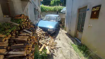 Freni patlayan otomobil iki evin arasına uçtu