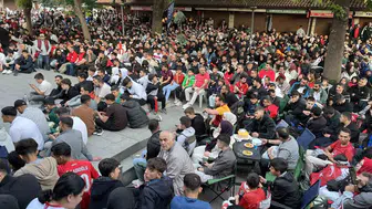 Konyalılar milli maç heyecanını Kapu Camii önünde paylaştı