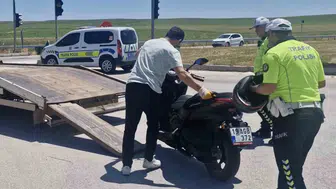 Alaca kavşağında motosikletli sürücü otomobille çarpıştı