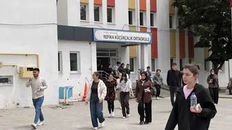 Kayseri'de polis sınava yetişemeyen öğrencilerin imdadına yetişti