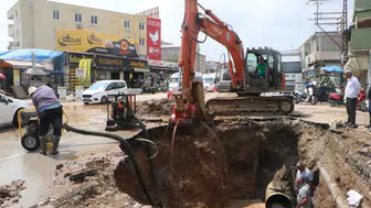 Adana'da ana su borusu patladı ve cadde çöktü
