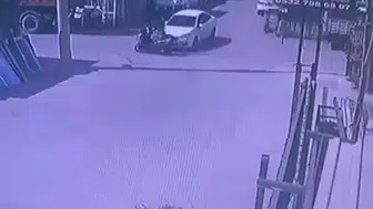 İzmit'te motosiklet kazası güvenlik kamerasına yansıdı