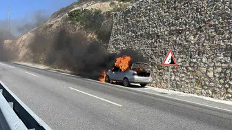 Hatay'da seyir halindeki araç küle döndü