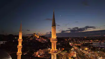İstanbul semalarında Ay ve Venüs bayrağımızı gökyüzüne çizdi