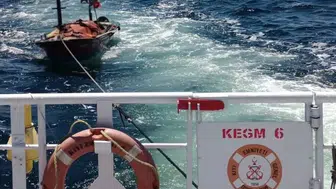 Çanakkale Boğazı'nda motoru bozulan tekne kaptanı yardım istedi
