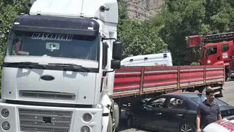 Çukurca yolunda tır kazası sürücüyü hastanelik etti