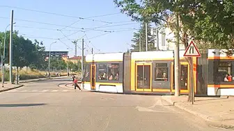 Eskişehir trafiğinde tramvaya tutunarak paten kaydılar