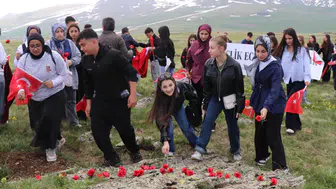 Erzurumlu gençler Sarıkamış şehitleri için zirveye yürüdü