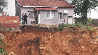 Bilecik’te inşaat sahasındaki toprak kayması evi boşalttırdı