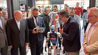 Düzce’de teknoloji mağazası açılışında robot sürprizi