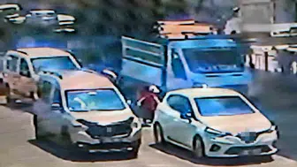 Adana'da trafik ışıklarında 4 yaşındaki çocuğa iki araç çarptı