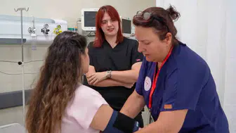 Manisa’da Anne Kız Acil Serviste Birlikte Şifa Dağıtıyor