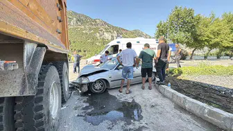 Menteşe'de otomobil kamyona çarptı 22 yaşındaki sürücü yaralı