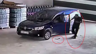 Hatay’da aracına binen sürücü yılanla karşılaştı