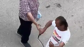 Sakarya’da eve giren yılanı elleriyle yakaladı