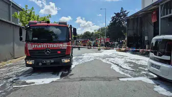 Sultangazi’de avize atölyesinde çıkan yangın mahalleyi duman altında bıraktı