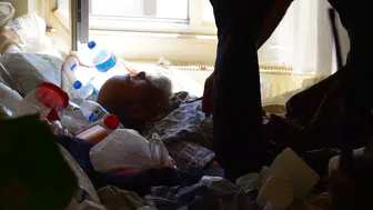 Bursa'da çöp evde mahsur kalan yaşlı adam yardım istedi