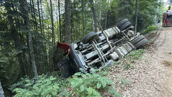 Karabük orman yolunda odun yüklü TIR devrildi